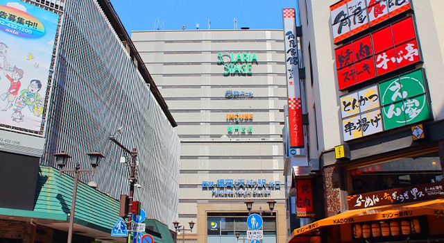 天神駅前のショッピング街の風景