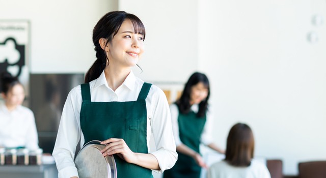 女性のカフェの店員の写真