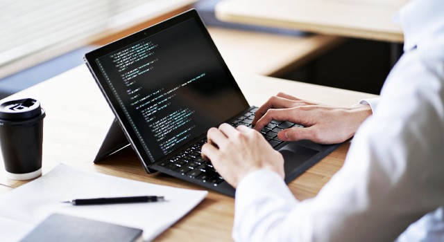 パソコン作業をする男性の写真