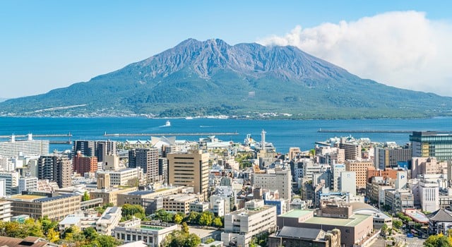 鹿児島市の町の風景と桜島
